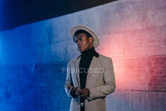 Portrait of elegant black man with grey coat on the street — Stock Photo