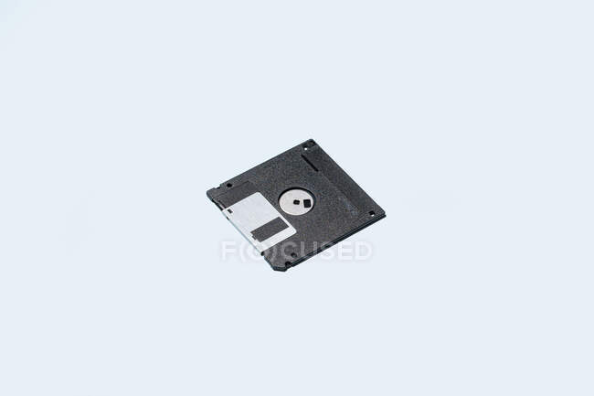 Dall'alto dischi floppy neri collocati su sfondo azzurro — Foto stock