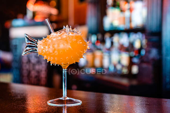 Вид збоку освіжаючого коктейлю зі смаком у склі, що подається на стійці в барі — стокове фото
