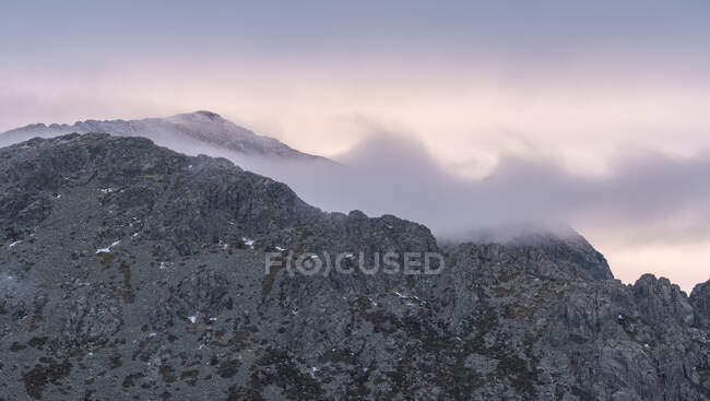 Paysage calme avec chaîne de montagnes couvertes de brouillard par temps nuageux du matin dans le parc national de Guadarrama à Madrid, Espagne — Photo de stock