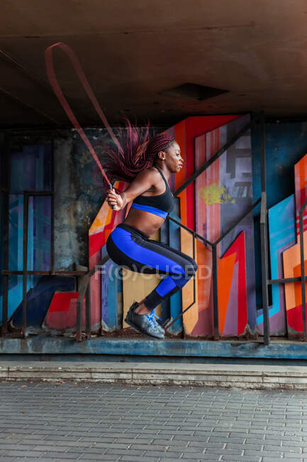 Афроамериканка, прыгающая с каната — стоковое фото