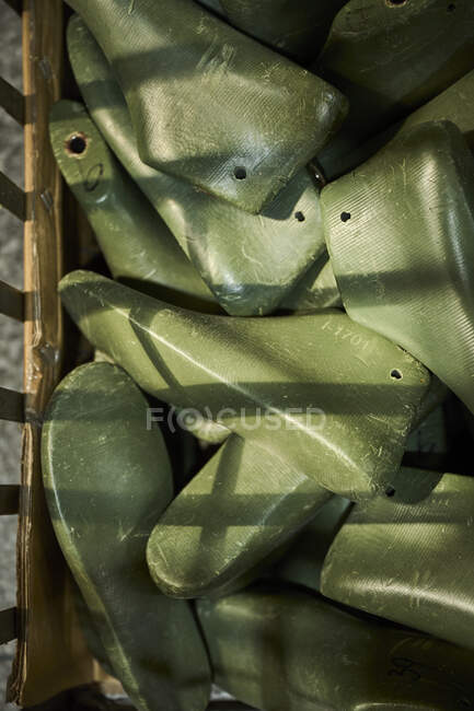 Detail of shoes molds in a container at Chinese shoes factory — Stock Photo