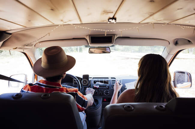 Повертаючись до анонімної пари мандрівників, які їздять на машині і подорожують літом. — стокове фото