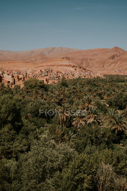 Sabby Häuser einer authentischen islamischen Stadt in der Nähe von Hügeln an einem bewölkten Tag in Marrakesch, Marokko — Stockfoto