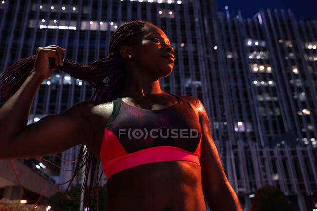 Femme musclée en vêtements de sport dans la rue — Photo de stock