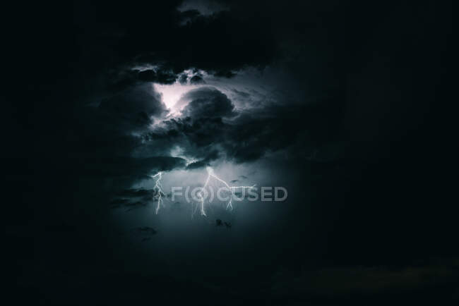 Грозовое небо с молнией среди темных и впечатляющих облаков — стоковое фото