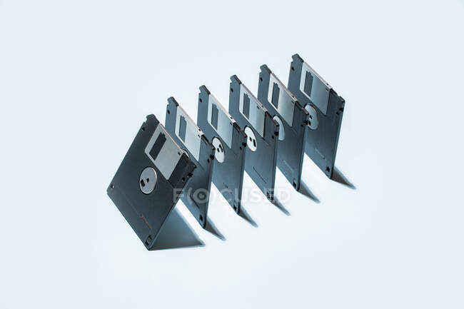 Dall'alto di fila di dischetti in ordine di domino messo su sfondo azzurro — Foto stock