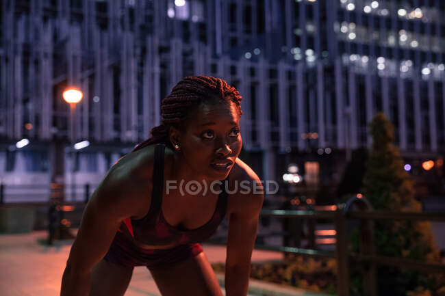 Femme musclée en vêtements de sport dans la rue — Photo de stock