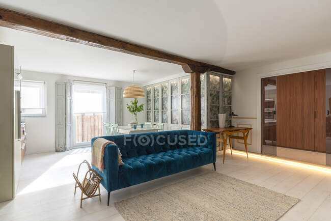 Wohnzimmereinrichtung moderner gemütlicher Wohnung mit blauem Sofa — Stockfoto