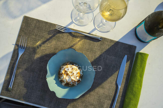Смачний лимонний торт в пустелі на відкритому повітрі ресторану високої кухні — стокове фото