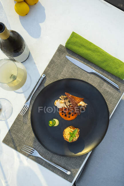 Délicieux et bien décoré plat de homard au restaurant de haute cuisine en plein air — Photo de stock