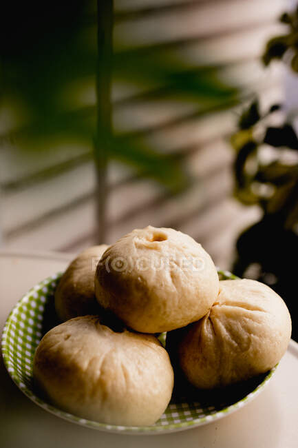 Pile of steamed baozi buns on ceramic plate — Stock Photo