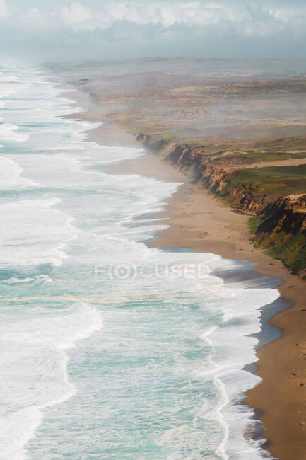 Maravilhosa paisagem de Point Reyes National Seashore com ondas oceânicas espumosas correndo na praia com imensas falésias na Califórnia — Fotografia de Stock
