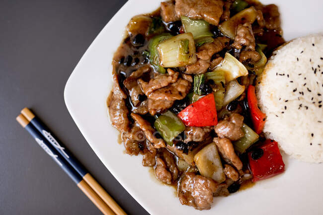 Top view of dish with beef in delicious oyster sauce and chopsticks in restaurant — Stock Photo
