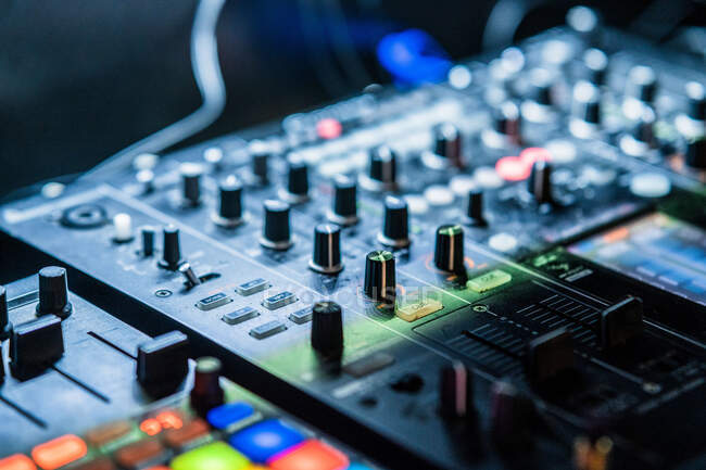 Controlador de DJ profissional de dois canais — Fotografia de Stock