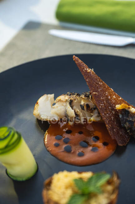 Délicieux et bien décoré plat de homard au restaurant de haute cuisine en plein air — Photo de stock
