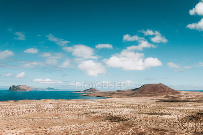 Живописный пейзаж песчаного пляжа и синего моря в высокогорье в солнечный день летом — стоковое фото