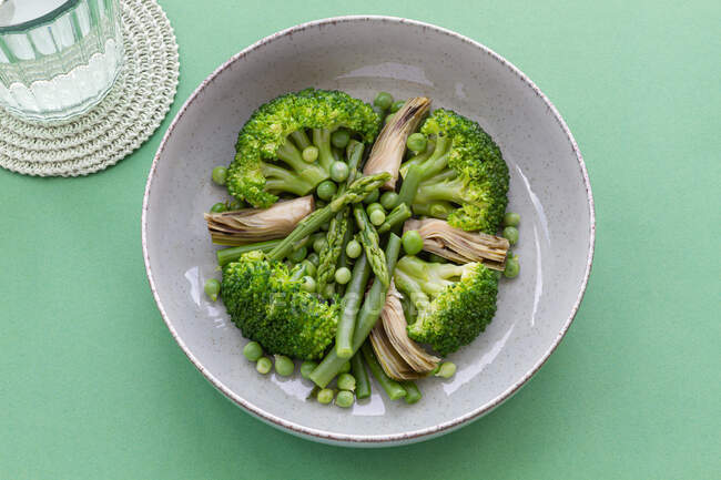 Nahaufnahme von oben eines Gemüsegerichts mit Brokkoli, Pilzen und Erbsen — Stockfoto