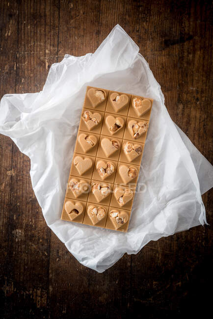 Vue du dessus de délicieux bonbons avec des noix en forme de coeur sur fond de table en bois — Photo de stock
