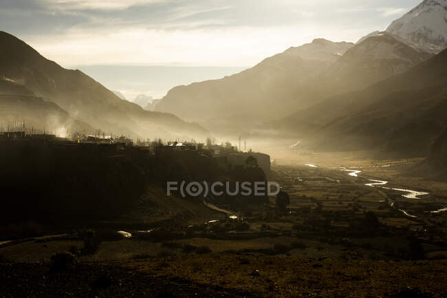 Живописный пейзаж деревни со зданиями, расположенными в Гималаях в солнечное утро в Непале — стоковое фото