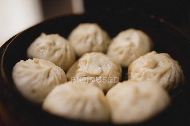 Hot delizioso vapore xiaolongbao in cesto di bambù sul tavolo in cucina ristorante asiatico — Foto stock