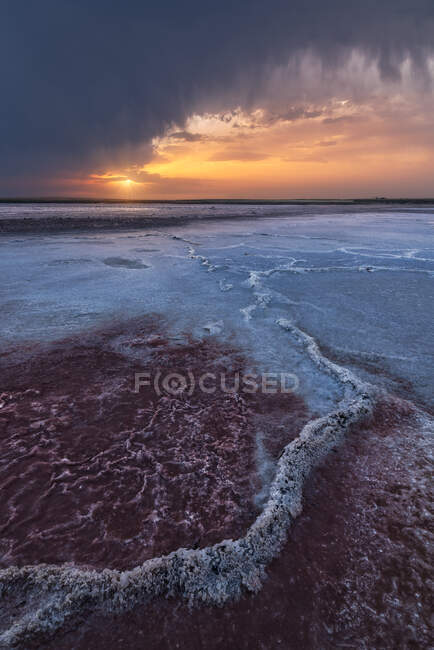 Vista panorâmica da lagoa salgada localizada perto do mar em Penahueca sob o céu crepúsculo — Fotografia de Stock