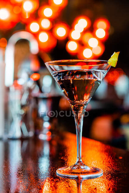 Niedriger Winkel des Kristallglases mit erfrischendem Wermut-Getränk, das im Nachtclub auf der Theke serviert wird — Stockfoto