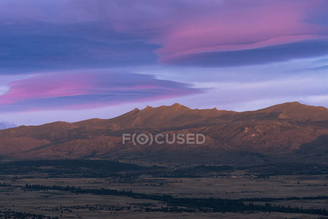 Rough mountains and arid valley located against cloudy violate sky in evening in Sierra de Guadarrama National Park in Madrid, Spain — Stock Photo