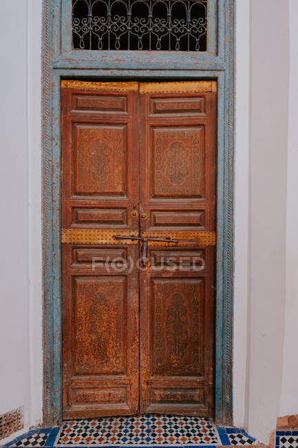 Puerta de madera en Marrakech, Marruecos - foto de stock