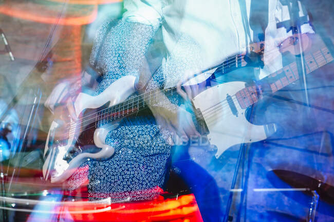 Blurred scene of guitar player playing an electric guitar con stage — Stock Photo