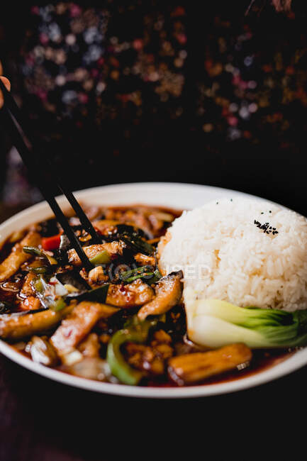 Aubergine Yuxiang cuite appétissante avec des légumes sains et du riz sur assiette blanche dans un restaurant asiatique — Photo de stock