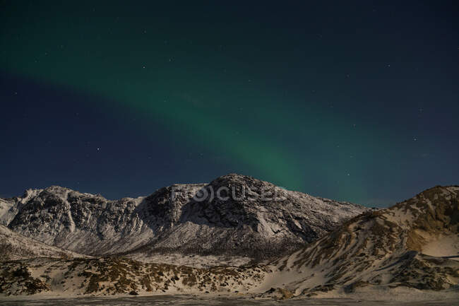 Spettacolari aurore boreali verdi e rosa a Tromso — Foto stock