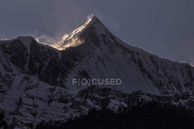 Rocky Himalayas mountains covered with snow lit by bright sunlight in Nepal — Stock Photo