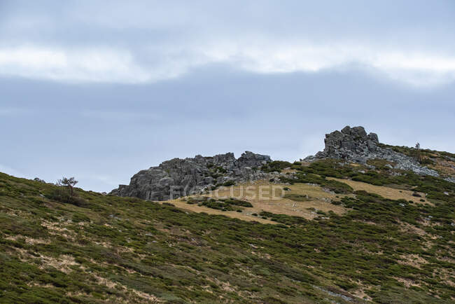 Mountain cliff under cloudy gray sky in Guadarrama National Park in Madrid — Stock Photo