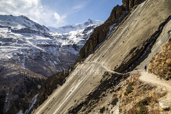 Maravilhosa paisagem de trilha em encosta íngreme nas montanhas do Himalaia no Nepal no dia ensolarado — Fotografia de Stock