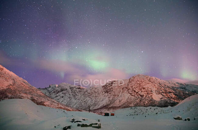 Luzes verdes espetaculares do norte em Tromso — Fotografia de Stock