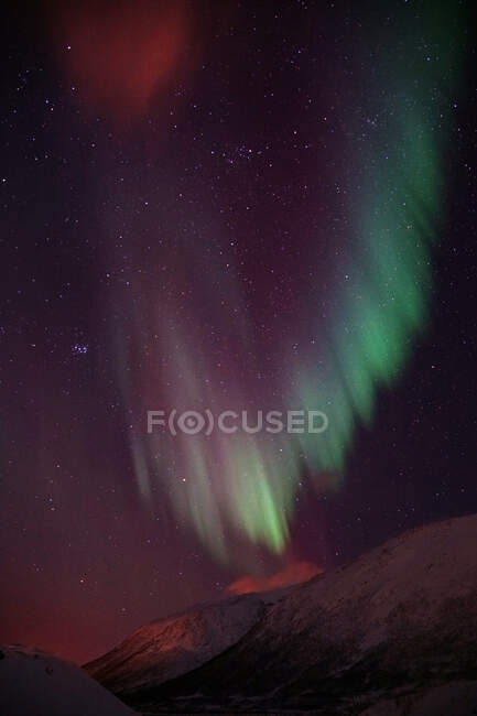 Вражаючі зелені північні вогні в Тромсо — стокове фото