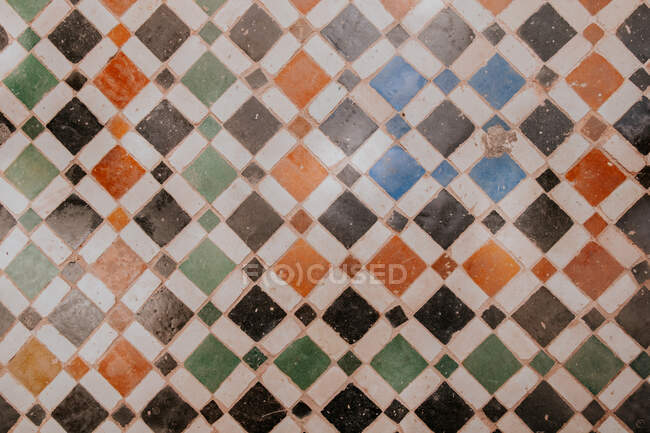 Sfondo della parete con piastrelle quadrate in diversi colori — Foto stock