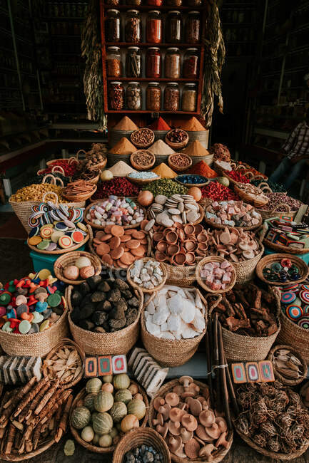 Vários bens arranjados na tenda no mercado oriental tradicional na rua de Marraquexe, Marrocos — Fotografia de Stock