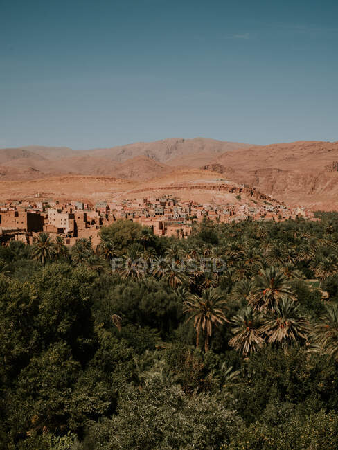 Casas Shabby de auténtica ciudad islámica situada cerca de colinas en día nublado en Marrakech, Marruecos - foto de stock