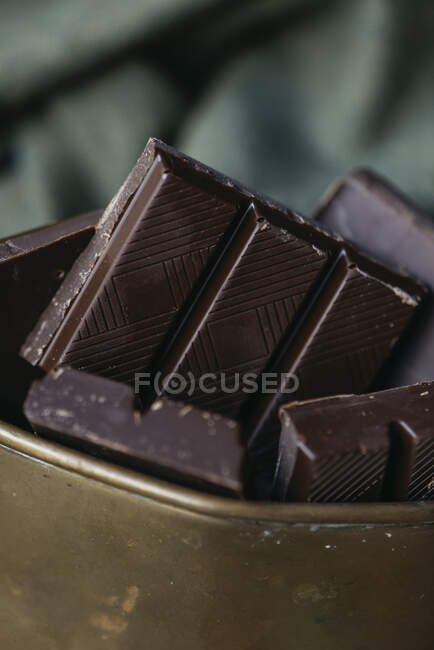 Vista de cerca de piezas de barras de chocolate negro - foto de stock