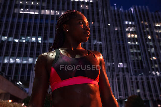 Мускулистая женщина в спортивной одежде на улице — стоковое фото