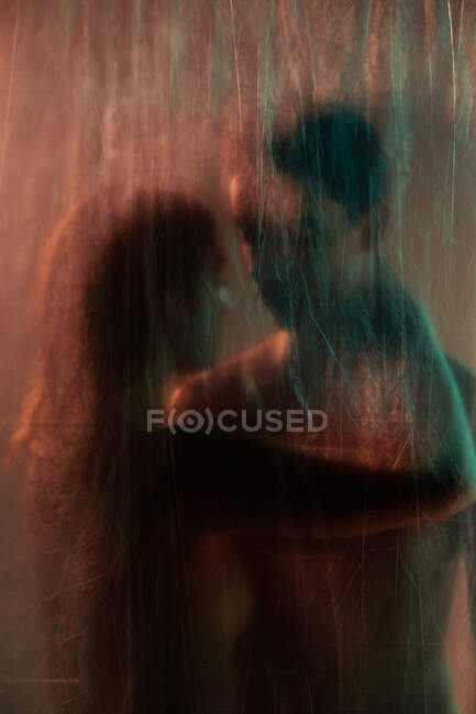 Imagem artística de casal afetuoso mostrando amor atrás de um plástico — Fotografia de Stock