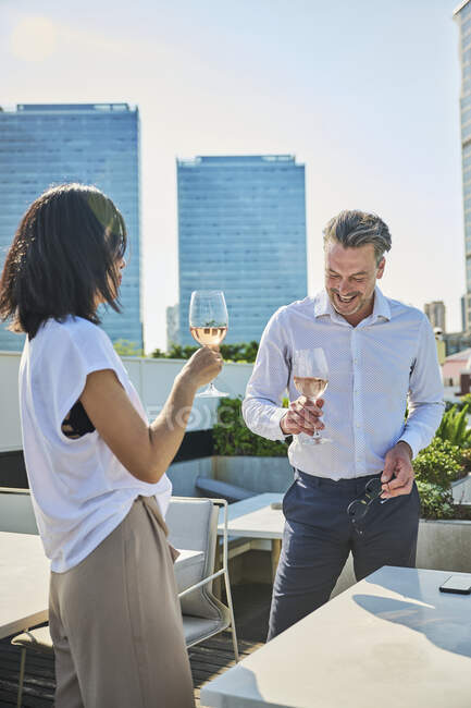Designer et compagnon de travail après le travail ayant du temps de détente dans une terrasse à côté des immeubles de bureaux, ils ont une tasse de vin blanc — Photo de stock