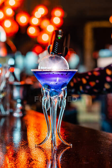 Faible angle de saveur rafraîchissante cocktail blaster en verre servi sur le comptoir dans le bar — Photo de stock