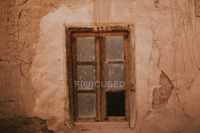 Parede quebrada de casa envelhecida com janela quebrada na rua de Marraquexe, Marrocos — Fotografia de Stock