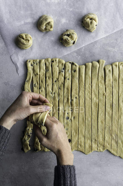 De dessus la main de la récolte de pâte fraîche de roulement femelle méconnaissable pour la pâtisserie dans la cuisine confortable — Photo de stock