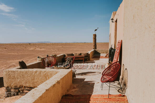 Entrée d'un immeuble résidentiel endommagé par une journée ensoleillée à Marrakech, Maroc — Photo de stock