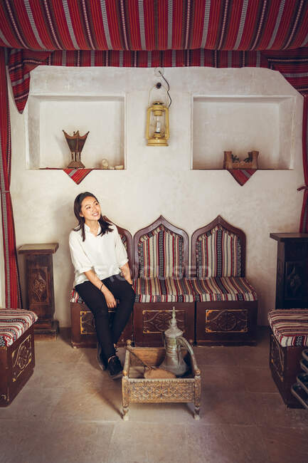 Retrato de mulher asiática relaxante dentro de um haima em Al Fahidi Historical Neighbourhood — Fotografia de Stock