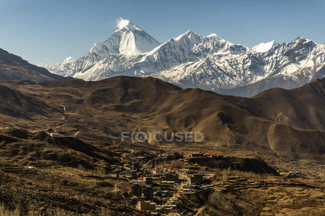 Incredibile vista del villaggio con edifici situati nella valle nelle montagne dell'Annapurna in Himalaya in Nepal — Foto stock